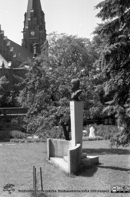 Parken mellan förlossningsavdelningen och dåvarande medicinkliniken 1960
Lasarettsfotograferna. Lund. Pärm "Div. tagningar, 1960 och t.v.". 16. Trädgården 1960 strax norr om förlossningsavdelningen med Allhelgonakyrkan i bakgrunen. Staty med professor Karl Petréns byst (senare uppflyttad till centralblocket när detta stod färdigt). Från negativ.
Nyckelord: Lasarett;Lund;Universitetssjukhus;USiL;Park;Medicin;Klinik;Allhelgonakyrkan;Staty