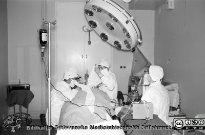 Lasarettet i Lund 1960. En öronoperation
Lasarettsfotograferna. Lund. Pärm "Div. tagningar, 1960 och t.v.". En öronoperation 1960. Troligen Hjalmar Koch som opererar. Från negativ.
Nyckelord: Lasarett;Lund;Universitet;Universitetssjukhus;USiL;_ÖNH;_Öron;Klinik