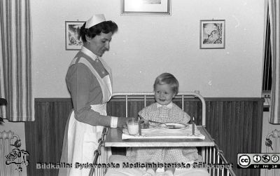 Julhälsning från barnkliniken 1960
Lasarettsfotograferna. Lund. Pärm "Div. tagningar, 1960 och t.v.". Julhälsning, 12/60. Från negativ.
Nyckelord: Lasarett;Lund;Universitet;Universitetssjukhus;USiL;Barn;Klinik;Jul;Hälsning