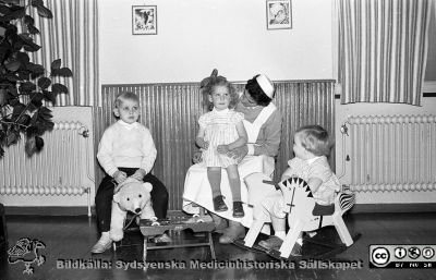 Julhälsning från barnkliniken 1960
Lasarettsfotograferna. Lund. Pärm "Div. tagningar, 1960 och t.v.". Julhälsning, 12/60. Från negativ
Nyckelord: Lasarett;Lund;Universitet;Universitetssjukhus;USiL;Barn;Klinik;Jul;Hälsning