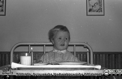 Julhälsning från barnkliniken 1960
Lasarettsfotograferna. Lund. Pärm "Div. tagningar, 1960 och t.v.". Julhälsning, 12/60. Från negativ.
Nyckelord: Lasarett;Lund;Universitet;Universitetssjukhus;USiL;Barn;Klinik;Jul;Hälsning