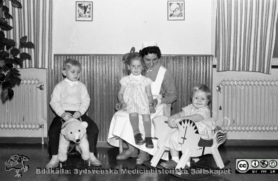 Julhälsning från barnkliniken 1960
Lasarettsfotograferna. Lund. Pärm "Div. tagningar, 1960 och t.v.". Julhälsning, 12/60. Från negativ.
Nyckelord: Lasarett;Lund;Universitet;Universitetssjukhus;USiL;Barn;Klinik;Jul;Hälsning