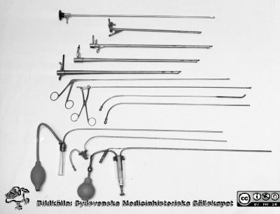 Lasarettet i Lund 1960. Instrument för arbete i patienters luftrör
Lasarettsfotograferna. Lund. Pärm "Div. tagningar, 1960 och t.v.". Öronklinik. 1960. Instrument för bronkoskopiskt arbete. Uppifrån: rak optik, 4 st raka stela bronkoskop, 2 st tänger, 2 st sugrör, 3 st sprayapparater för fr.a. lokalbedövning; en utan pumpballong. Från negativ.
Nyckelord: Lasarett;Lund;Universitet;Universitetssjukhus;USiL;ÖNH;Öron;Oto-rino-laryngologi;Klinik;Kirurgi;Instrument