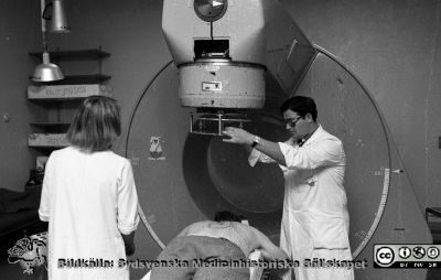 Högvoltsavdelningen på onkologiska kliniken 1978
Sjukhusfotograferna i Lund. Pärm Neg 2, 78. Radiograf Lejba Kielerstaczn ställer in bestrålningen av en patient med en lineär accelerator, Mullard SL75. Vattenskador på bilden. Från negativ.
Nyckelord: Lasarettet;Lund;Universitet;Universitetssjukhus;USiL;Onkologisk;Radiologisk;Bestrålning;Högvolts