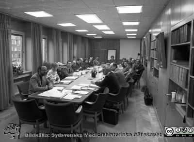 Lasarettsdirektionen julen 1978
Sjukhusfotograferna i Lund. Pärm Neg 2, 78. Sjukhusdirektionens julkort, 78-12-22. 124. Från vä: Dag Ursing, Agneta Svensson (laboratorieassistent / BMA), NN2, NN3, NN4, Torsten Engvall,Nils Engdahl (s); , NN6, NN7, Per-Börje Jönsson (sekr.), sjukhusdirektör P.-O. Hallqvist, ordförande Inger Ingvar-Svensson, NN8, professor Ragnar Müller, NN9, NN10, Gunvor Wachtmeister, NN11, Ingvar Amilon, NN12. Från negativ.
Nyckelord: Lasarettet;Lund;Universitet;Universitetssjukhus;USiL;Administration;Direktion;Chef;Styrelse