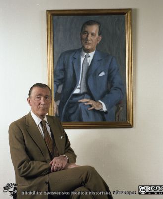 Professor Gösta Jönsson (urologisk kirurgi, Lund) vid porträtt av sig själv. 
Pärm Neg 1, 78. 68. Från negativ
Nyckelord: Lasarett;Lund;Universitetssjukhus;USiL;Universitetssjukhus;Urologi;Kirurgi