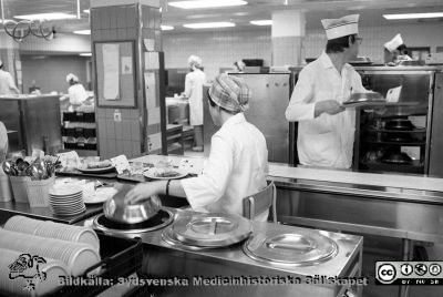 Brickdukning i centralköket på Lasarettet i Lund
Sjukhusfotograferna i Lund. Pärm Negativ 1979:1. 47. Foto, 79-05-04. Från negativ
Nyckelord: Lasarettet;Lund;Universitetssjukhus;USiL;Centralkök;Brickdukning