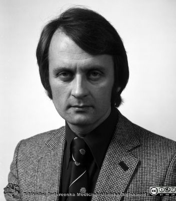 Dr. Anders Stenström, ortopediska kliniken
Sjukhusfotograferna i Lund. Pärm Negativ 1979:2. Foto 79-12-27. 148. Från negativ.
Nyckelord: Lasarettet;Lund;Universitetssjukhus;USiL;Ortopeiska;Kliniken