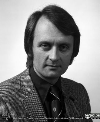 Dr. Anders Stenström, ortopediska kliniken
Sjukhusfotograferna i Lund. Pärm Negativ 1979:2. Foto 79-12-27. 148. Från negativ.
Nyckelord: Lasarettet;Lund;Universitetssjukhus;USiL;Ortopediska;Kliniken