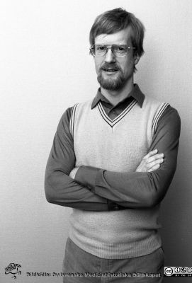 Ingenjör Lars-Göran Angantyr
Sjukhusfotograferna i Lund. Pärm Negativ 1981:1.	A. Medicintekniska avdelningen, 81-04-02. Sektionschef på avdelningen för medicinsk teknik. 19. Foto: LAL. Från negativ
Nyckelord: Lasarettet;Lund;Universitetssjukhuset;USiL;Administration;Medicinsk;Teknik;MTA