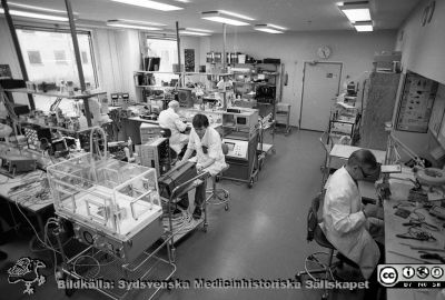 Medicintekniska avdelningensj verkstad
Sjukhusfotograferna i Lund. Pärm Negativ 1981:1. A.  81-04-02. 19. Foto: LAL. Från negativ
Nyckelord: Lasarettet;Lund;Universitetssjukhuset;USiL;Verkstad;Medicinsk;Teknisk;Avdelning;MTA