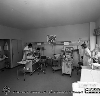 Neonatalavdelningen 1981
Sjukhusfotograferna i Lund. Pärm Negativ 1981:1. 41. Två kuvöser för nyfödda och med övervakande personal. Från negativ
Nyckelord: Lasarettet;Lund;Universitetssjukhuset;USiL;Neonatalavdelning;Barn;Barnklinik