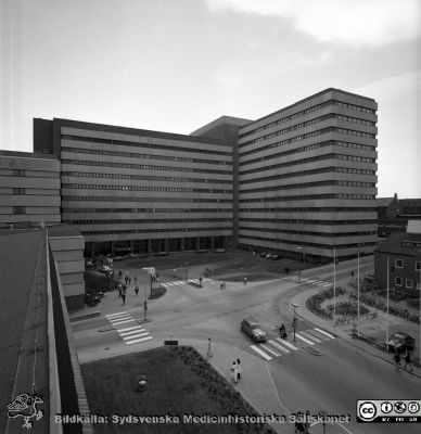 Centralblocket i Lund 1981
Sjukhusfotograferna i Lund. Pärm Negativ 1981:1. 57. Exteriör av blocket; fasad mot väster med huvudingången till sjukhuset. Foto från administrationsbyggnadens tak; ER.  Från negativ
Nyckelord: Lasarettet;Lund;Universitetssjukhuset;USiL;Centralblocket