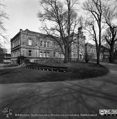 Fasad mot öster på 1867 - 68 års kirurgiska klinik i Lund
Sjukhusfotograferna i Lund. Pärm Negativ 1981:1. 58. Gamla kirurgiska kliniken från sydost, byggd 1867-68 och nu sedan ~1971 i Lunds Universitets ägo och använd som studentcentrum. Foto: ER. Från negativ.
Nyckelord: Lasarettet;Lund;Universitetssjukhuset;USiL;Kirurgisk;Klinik;Administration