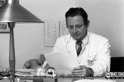 Professor Jan Kugelberg
Sjukhusfotograferna i Lund. Pärm Negativ 1981:1. Thoraxkirurgen docent Jan Kugelberg (från 1989 professor). Foto i november 1981. Från negativ
Nyckelord: Lasarettet;Lund;Universitetssjukhuset;USiL;Thoraxkirurgisk;Klinik;Hjärtkirurgisk