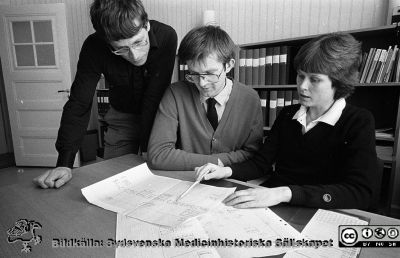  Systemsektionen (IT) 1982
Pärm S/V neg. 82:1. Adm. Avd, 820128. 4. Från negativ 
820212 Administrativa avdelningen, system, sekt. 6.  Kanske Per Thorlöf? och Maria Dellmar.
Nyckelord: Lasarett;Lund;Universitet;Universitetssjukhus;Administration;Personal