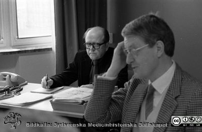 Sammanträde i lasarettsdirektionen 1982
Pärm S/V neg. 82:1. Sekr Per-Börje Jönsson lyssnar intensivt på vad direktionens ordförande Bertil Lindgren (moderatpolitiker, journalist) har att säga. Rimligen sammanträdei i sjukhusdirektionen. Från negativ
Nyckelord: Lasarett;Lund;Universitet;Universitetssjukhus;USiL;Direktion;Styrelse;Sekreterare