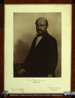 Ignaz Philipp Semmelweis 
Sjukhusfotograferna i Lund. Pärm S/V neg. 82:1.  Reprofoto för prof. Kullander. KK, MAS. Ignaz Philipp Semmelweis (1818-1865). Påskrift: Gåva av Dr. Burger, Karoly i Budapest till Elis EssenMöller 1929 (svårläst). Originalet målat av Agostino Canzi (?) 1857 i Budapest. Reprofoto.
Nyckelord: Antiseptik;Smittskydd;Puerperalfeber;Obstetrik;Gynekologi;MAS;UMAS;Malmö;Allmänna;Sjukhus;KK;BB;MAS;UMAS;Malmö;Allmänna;Sjukhus;Kvinnoklinik