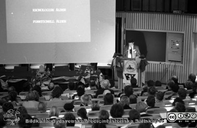 Forskningens Dag 1982
Pärm S/V neg. 82:1. 84. A+D. Forskningens dag, 82-11-10. A. Tema " Att åldras - på gott och ont". Någon föreläser om åldrande. Från negativ
Nyckelord: Lasarett;Lund;Universitet;Universitetssjukhus;USiL;Utställning;Forskningens;Dag