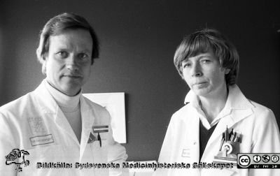 Professor Dick Killander och klinikföreståndare Barbro Gunnars, 1983
Sjukhusfotograferna i Lund. Pärm SV/neg, 83:1. 20.  Onkologiska kliniken i Lund. Från negativ.
Nyckelord: Lasarettet;Lund;Universitetssjukhuset;USiL;Radiologisk;Onkologisk;Klinik
