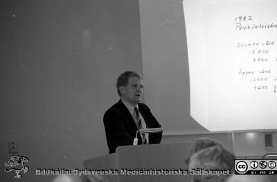 Lars Gustafson föreläser 1983
Sjukhusfotograferna i Lund. Pärm SV/neg, 83:1. 27. Han blev sedermera professor i geriatrisk psykiatri och känd för sin definition av pannlobsdemens. Från negativ.
Nyckelord: Lasarettet;Lund;Universitetssjukhuset;USiL;Psykiatri;Geriatrik;Pannlobsdemens