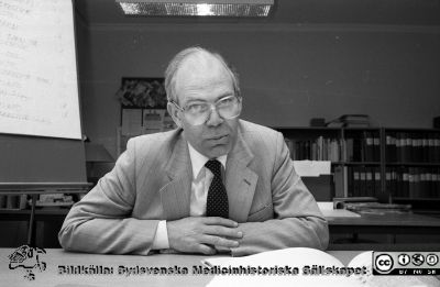 Sjukhusdirektör Kurt Roos 1983
Sjukhusfotograferna i Lund. Pärm SV/neg, 83:1. 28. Från negativ.
Nyckelord: Lasarettet;Lund;Universitetssjukhuset;USiL;Direktion;Administration;Chef