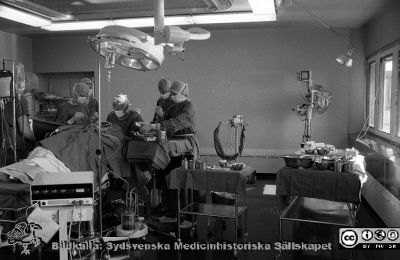 Neurokirurgiska klinikens operationssal 1983
Sjukhusfotograferna i Lund. Pärm SV/neg, 83:1. 87. 83-06-15. Kirurgen kan vara Leif Salford. Från negativ.
Nyckelord: Lasarettet;Lund;Universitetssjukhuset;USiL;Neurokirurgi;Operationssal