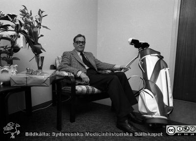 Lasarettsdirktör Arne Johansson, vid sin pensionering 1976
Pärm Negativ, S/V. 1976. Möjligen blev han golfspelare eftr pensioneringen, men kanske ändå inte. Från negativ
Nyckelord: Lasarett;Lund;Universitetssjukhus;USiL;Direktör