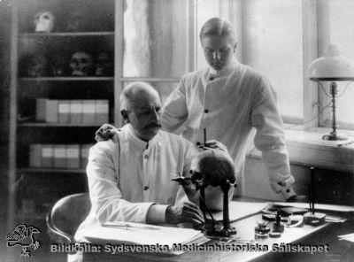 Prof. Carl Fürst med son
Foto Rahmn 1909. Fotografi Monterat.
Nyckelord: Anatomi;Kapsel 12;Porträtt;Lund;Universitet