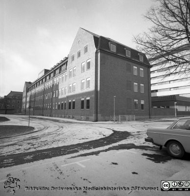 Gamla ortopediska kliniken, nu 1976 ombyggd och utökad till ny kvinnoklinik. 
Sjukhusfotograferna i Lund. Pärm negativ, S/V. 1976.	42. Foto från sydost. Lasarettets centralblock syns i fonden till höger i bild. Från negativ.
Nyckelord: Lasarett;Lund;Universitet;Universitetssjukhus;USiL;Kvinnoklinik;Klinik;Gynekologisk;Barnbördsklinik;BB