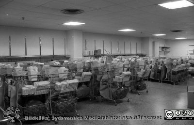 Uppställning av städerskronas vagnar1976
Sjukhusfotograferna i Lund. Pärm negativ, S/V. 1976.	38. Gamlakvinnokliniken, 1-3-76. Från negativ
Nyckelord: Lasarettet;Lund;Universitet;Universitetssjukhus;USiL;KK;Kvinnoklinik;Städning;Städvagn;Hygien