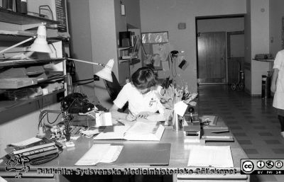 Expedition, gamla kvinnokliniken i Lund 1976
Sjukhusfotograferna i Lund. Pärm negativ, S/V. 1976. 35. Gamla kivnnokliniken, 27-2-76. Foto rimligen inför flyttningen till den nya kliniken längre norrut på omrädet. Från negativ
Nyckelord: Lasarettet;Lund;Universitet;Universitetssjukhus;USiL;Kvinnoklinik;Expedition;Administration