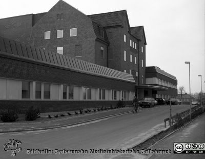 Gamla ortopediska kliniken, nu 1976 ombyggd och utökad till ny kvinnoklinik
Sjukhusfotograferna i Lund. Pärm negativ, S/V. 1976. 33. Nya kvinnokliniken sedd från nordost, nyligen renoverad och utökad. Byggnaden var ursprungligen ortopedisk klinik, byggd i början av 1930-talet. Från negativ
Nyckelord: Lasarett;Lund;Universitet;Universitetssjukhus;USiL;Kvinnoklinik;Klinik;Barnbördsklinik;BB;Gynekologi