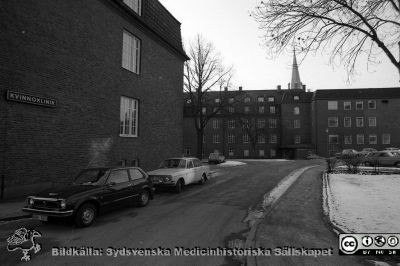 Gamla kvinnokliniken från 1918. Foto 1976.
Sjukhusfotograferna i Lund. Pärm negativ, S/V. 1976. 32. 1 st, Verksamheten hade just förts över till den nya byggnaden längre norrut på området. Foto från nordost. Allhelgonakyrkan sticker upp i bakgrunden. Från negativ
Nyckelord: Lasarett;Lund;Universitet;Universitetssjukhus;USiL;Kvinnoklinik;Gynekologi;Klinik;Barnbördsklinik;BB