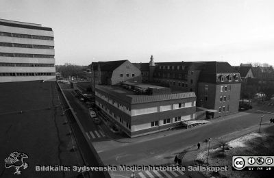 Nya  kvinnokliniken 1976
Sjukhusfotograferna i Lund Pärm. Negativ, S/V. 1976.32.  Nya  kvinnokliniken, ursprungligen byggd som ortopedisk klinik i början på 1930-talet, och nu nyrenoverad. Foto från nordväst från dåvarande radiologiska klinikens tak. Lasarettets centralblock till vänster i bild. Från negativ
Nyckelord: Lasarett;Lund;Universitet;Universitetssjukhus;USiL;Kvinnoklinik;Gynekologi;BB;Barnbördsklinik;Förlossning;Klinik
