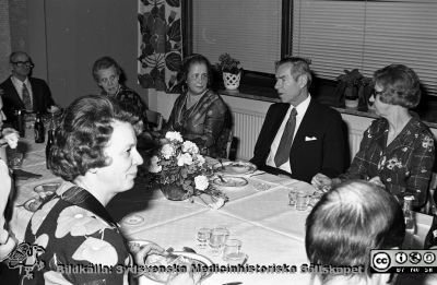 Guldklockemiddagen den 15/1 19
Sjukhusfotograferna i Lund. Pärm negativ, S/V. 1976.	15A.  Trotjänare på Lasarettet i Lund avtackas med t.ex. en guldklocka. Professor Olle Olsson i bildens mitt. Från negativ
Nyckelord: Lasarettet;Lund;Universitet;Universitetssjukhus;USiL;Förtjänst;Tecken;Guldklocka;Belöning