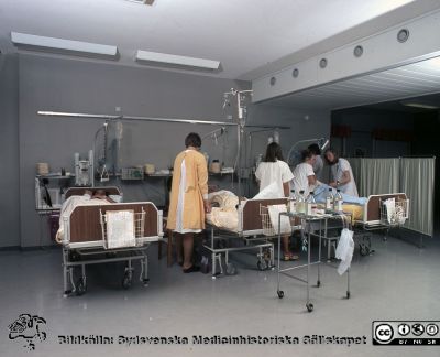 Lasarettet i Lund på 1970-talet. Kirurgiska klinikens intensivvårdsavdelning
Sjukhusfotograferna i Lund. Diabilder, UNS, 1970-talet. 24474. "KIVA". Kirurgens intensivvårdsavdelning. Från positiv.
Nyckelord: Lasarett;Lund;Universitet;Universitetssjukhus;Kirurgi;Intensivvård;Postoperativ;Vårdavdelning