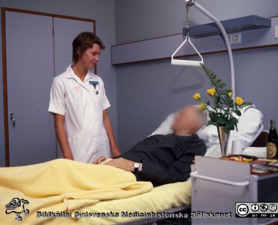 Lasarettet i Lund på 1970-talet. Kirurgiska kliniken avdeling 16
Sjukhusfotograferna i Lund. Diabilder, UNS, 1970-talet. Undersköterskan Helen Mårtensson vid en patient. Från positiv.
Nyckelord: Lasarett;Lund;Universitet;Universitetssjukhus;USiL;Kirurgi;Klinik