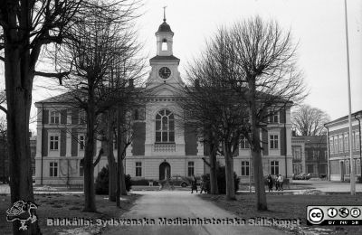 Huvudbyggnaden på St Lars sjukhus i Lund 1979
Sjukhusfotograferna i Lund. Pärm negativ, 1979:1. 43. St. Lars, huvudbyggnaden. Fasad mot öster.79-03-28. Från negativ
Nyckelord: Lasarettet;Lund;Universitetssjukhus;USiL;St Lars;Park;Psykiatrisk;Klinik