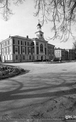 Huvudbyggnaden på St Lars sjukhus i Lund 1979
Sjukhusfotograferna i Lund. Pärm negativ, 1979:1. 43. St. Lars, huvudbyggnaden. Fasad mot öster.79-03-28. Från negativ
Nyckelord: Lasarettet;Lund;Universitetssjukhus;USiL;St Lars;Park;Psykiatrisk;Klinik