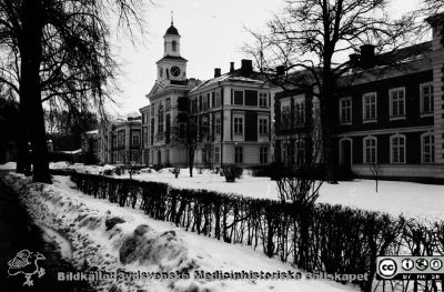 Huvudbyggnaden på St Lars sjukhus i Lund 1979
Sjukhusfotograferna i Lund. Pärm negativ, 1979:1. 43. St. Lars, huvudbyggnaden med sidobyggnader. Faser mot öster. 79-03-28.	Från negativ
Nyckelord: Lasarettet;Lund;Universitetssjukhus;USiL;St Lars;Park;Psykiatrisk;Klinik