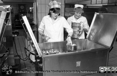 Mantlådor lastas i vagnar på centralköket i Lund
Sjukhusfotograferna i Lund. Pärm negativ, 1979:1. 46. Centralköket. Mantlådor lastas i vagnar för distribution till vårdavdelningar. 79-05-04. Från negativ
Nyckelord: Lasarettet;Lund;Universitetssjukhus;USiL;Centralkök;Distribution;Mat