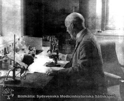 John Forssman (1868-1947), professor
Professor och överläkare, Lunds lasarett, John Forssman: tillhörde lasaretts - direktionen sedan år 1910, var direktionens 2: e ordförande från 1911 - 1926 och sjukhusdirektör 1927 - 1930. Avled 1947. Foto. Monterat, skadat
Nyckelord: Sjukhusdirektör;Direktör;Lund;Kapsel 12;Lasarett;Universitet;Lund;Skadat;Patologi