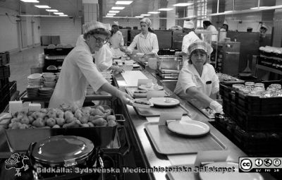 Brickdukning vid löpande band på centralköket i Lund
Sjukhusfotograferna i Lund. Pärm negativ, 1979:1. 46. Brickdukning på löpande band i centralköketr. 79-05-04. Från negativ
Nyckelord: Lasarettet;Lund;Universitetssjukhus;USiL;Centralkök;Distribution;Mat;Brickdukning