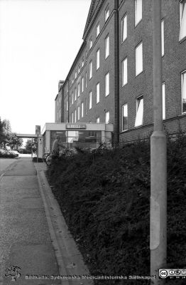 Psykiatriksa klinikens fasad mot norr
Sjukhusfotograferna i Lund. Pärm negativ, 1979:1. 61. Vy österut. Från negativ
Nyckelord: Lasarettet;Lund;Universitetssjukhus;USiL;Psykiatrisk;Klinik