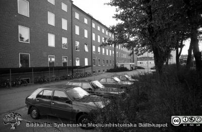 Psykiatriksa klinikens fasad mot norr
Sjukhusfotograferna i Lund. Pärm negativ, 1979:1. 61. Vy västerut. Från negativ
Nyckelord: Lasarettet;Lund;Universitetssjukhus;USiL;Psykiatrisk;Klinik;Parkering