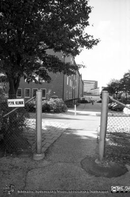 Psykiatriksa kliniken i Lund
Sjukhusfotograferna i Lund. Pärm negativ, 1979:1. 61. Vy västerut längs norrfasaden, från Sölvegatan. Från negativ.
Nyckelord: Lasarettet;Lund;Universitetssjukhus;USiL;Psykiatrisk;Klinik