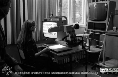 Synskadad elev övar vid en intern-TV-anläggning 
Sjukhusfotograferna i Lund. Pärm negativ, 1979:1. 63. 64. Synskadad elev övar vid en intern-TV-anläggning från Syncentralen i Lund, då ett mycket avancerat hjälpmedel för bruk i skolsalen. 79:1. Från negativ
Nyckelord: Lasarettet;Lund;Universitetssjukhus;USiL;Syncentral;Ögon;Oftalmologi;Hjälpmedel;Magnivision