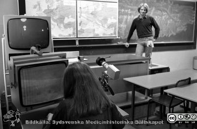 Synskadad elev övar vid en intern-TV-anläggning på sin skola, 
Sjukhusfotograferna i Lund. Pärm negativ, 1979:1. 63. 64. Synskadad elev övar vid en intern-TV-anläggning på sin skola, då ett ultramodernt hjälpmedel. 79:1. Från negativ
Nyckelord: Lasarettet;Lund;Universitetssjukhus;USiL;Syncentral;Ögon;Oftalmologi;Hjälpmedel;Magnivision