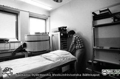 En gammakamera på Lasarettet i Lund, kanske på radiologiska kliniken
Sjukhusfotograferna i Lund. Pärm negativ, 1979:1. 71. Troligen en montör som statist vid apparaten. Från negativ.
Nyckelord: Lasarettet;Lund;Universitetssjukhus;USiL;Klinsik;Fysiologi;Laboratorium;Gamma;Kamera;Isotop;Radiologi